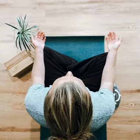 Minimalism and Mindfulness: Cultivating Presence in a Busy World
